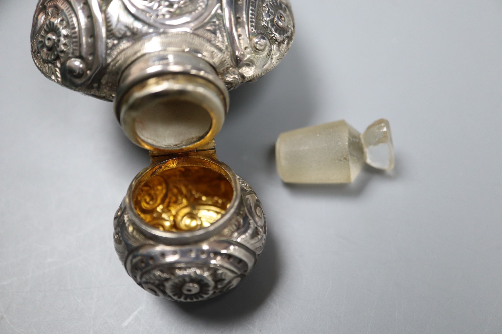 A Victorian silver mounted teardrop shaped scent bottle, Hilliard & Thomason?, Birmingham, 1899, 15.8cm.